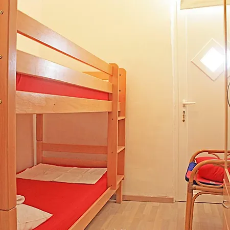 Tomislav アパート ザオストログ