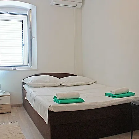 Tomislav アパート ザオストログ