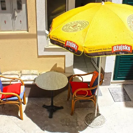 アパート Tomislav ザオストログ