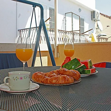 Tomislav アパート ザオストログ